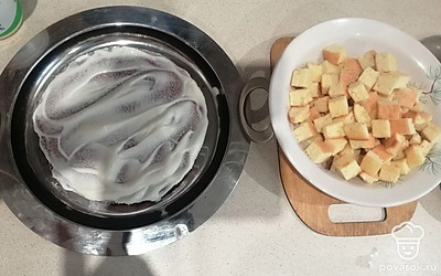 Белый корж разломайте на кусочки.