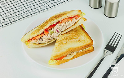 Накройте бутерброд вторым кусочком хлеба и разрежьте бутерброд пополам. Сэндвич можно подавать к столу!