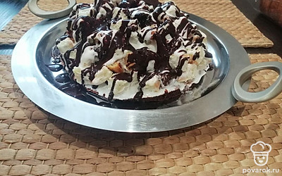 Приготовьте глазурь: сливочное масло растопите, добавьте сметану, сахар и какао, доведите до кипения, остудите и залейте готовый торт.