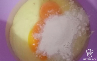 Приготовьте тесто. Смешайте банку сгущенки, яйца, соль, разрыхлитель и муку. Тесто должно получиться жидковатое.