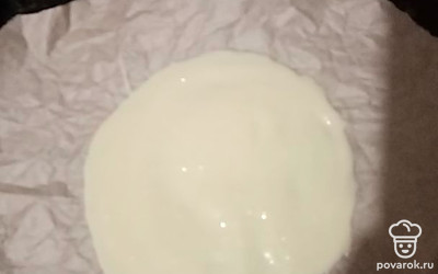 Духовку разогрейте до 180 °С. Противень застелите пергаментом и нарисуйте круг для того, чтобы аккуратно выложите тесто. Тесто выложите по кругу не более 2 мм в высоту. Поставьте в духовку на 3 минуты. Поступите так с каждым коржом. У меня получилось 6 штук.