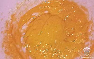 Вареную сгущенку взбейте со сметаной, чтобы получился крем.