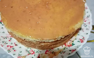 Соберите торт. На низ положите корж и смажьте кремом. Повторяйте слои.