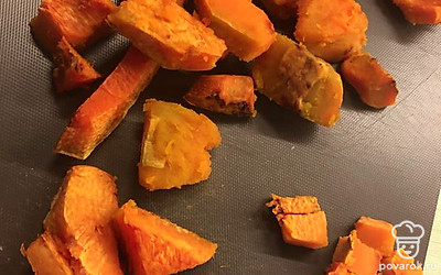 Нарежьте тыкву на мелкие кусочки.