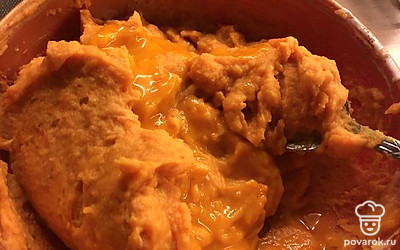 Соедините тыквенное пюре со сливками и солью.