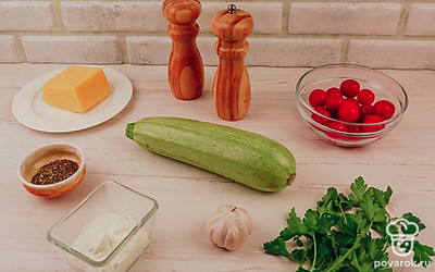 Проверьте все необходимые ингредиенты, помойте овощи и салат, включите духовку разогреваться до 180°C, подготовьте рабочую поверхность.