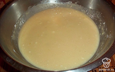 Муку, сметану, сахар, растительное масло, соль и соду смешайте. Замесите тесто.