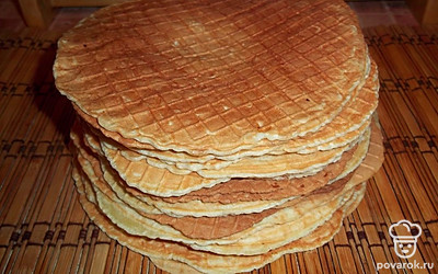 Приготовьте при помощи вафельницы тонкие вафли.