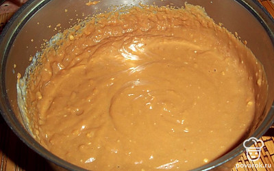 Масло со сгущенкой взбейте миксером до однородности.