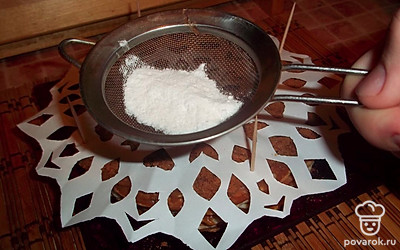 Украсьте тортик сахарной пудрой. Из чистой бумаги вырежьте снежинку, закрепите ее зубочистками и через ситечко посыпьте пудрой. Подавайте с кофе или чаем.