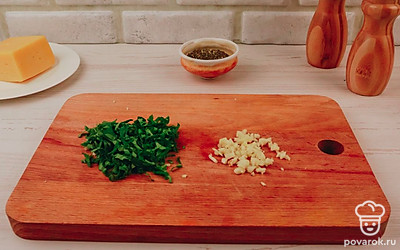 Мелко порежьте петрушку и чеснок.