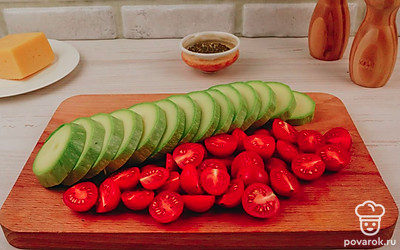 Порежьте цукини на кружки толщиной примерно 1 см. Порежьте помидорки черри пополам.