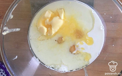 В другой емкости смешайте жидкие ингредиенты: растопленное сливочное масло, молоко, яйца, растительное масло.