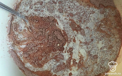 Соедините сухую и жидкую смеси.