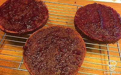 Смажьте бисквит вишневым джемом или вареньем.