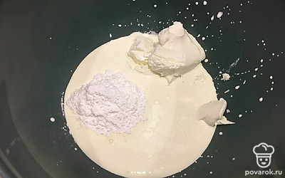 Для крема смешайте маскарпоне, взбитые сливки и сахарную пудру.