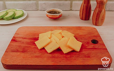 Порежьте сыр ломтиками.