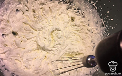 Взбивайте до момента, когда крем схватится и будут оставаться разводы.