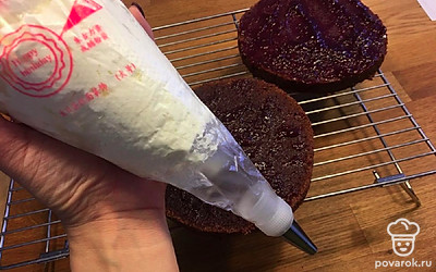 Переложите крем в мешок с насадкой. Замотайте кончик резинкой.