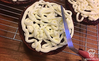 Отсадите крем на бисквит и разровняйте при помощи лопатки.