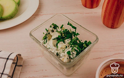 Смешайте майонез, порезанную петрушку и чеснок.