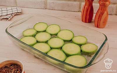 Выложите цукини на противень для запекания, смазанный растительным маслом.