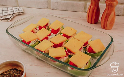 Накройте помидорки ломтиками сыра.