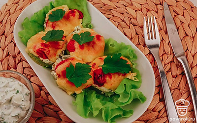 Подавайте мини-пиццы горячими на листьях свежего салата.