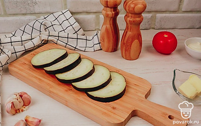 Нарежьте баклажан кружками толщиной примерно 1,5-2 см.