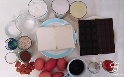 Нагрейте сливочное масло до комнатной температуры. Просейте пшеничную и миндальную муку. Растопите шоколад.