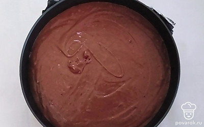 В емкости взбейте сахар со сливочным маслом. Постепенно добавляйте куриные яйца. Добавьте сливки и сухие ингредиенты. Перемешайте массу и влейте шоколад. Вылейте тесто в кольцо и выпекайте при 170°С 30 минут.