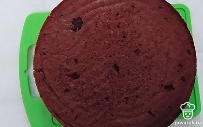 Готовый бисквит вытащите из кольца, остудите и поставьте в пленку. Для пропитки смешайте воду, ром и сахар. Варите на медленном огне 3 минуты. Абрикосовое варенье протрите через сито, чтобы не было волокон.