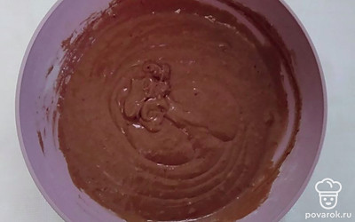 Для крема смешайте куриные желтки со сгущенкой и какао. Все хорошо перемешайте и варите около 5 минут. Дайте массе полностью остыть. Взбивайте сливочное масло до посветления и понемногу соедините обе массы в одну.