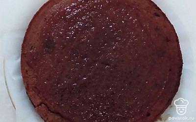 Бисквит разрежьте на 3 части. На тарелку выложите немного крема и первый корж. Пропитайте корж ромовой пропиткой. Выложите 3 ст.л. с горкой шоколадного крема. Проделайте так со всеми коржами. Вверх и бока промажьте кремом и вареньем.