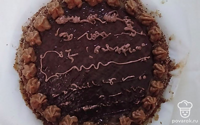 Темный шоколад растопите не водяной бане и смешайте с растительным маслом. Остудите шоколадную глазурь и полейте ею вверх торта, чтобы она немного стекала. Дайте торту настояться 1-2 часа в холодильнике.