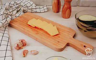 Нарежьте сыр.
