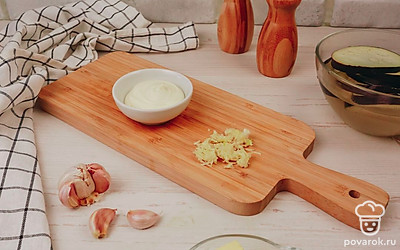 Мелко нарежьте чеснок и смешайте с майонезом.