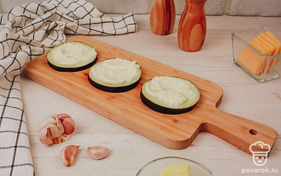 Намажьте баклажаны майонезом.