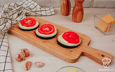 Выложите на майонез порезанные помидоры.