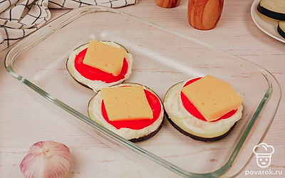 Переложите медальоны на противень для запекания, смазанный сливочным маслом. Включите духовку разогреваться до 200°C.