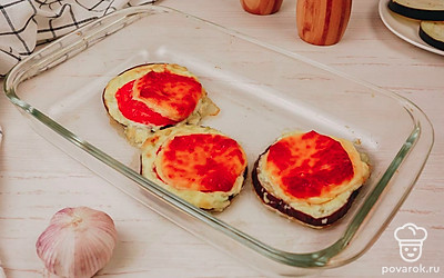 Запекайте баклажаны в духовке в течение 10-15 минут.