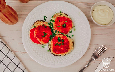 Подавайте медальоны из баклажана горячими с майонезом и свежей зеленью.