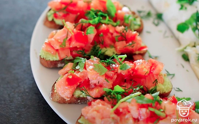 Тост с гуакамоле и лососем — Рецепт с фото
