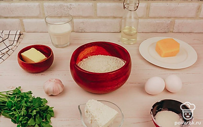 Подготовьте все ингредиенты, помойте зелень, включите духовку разогреваться до 180°C.