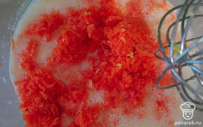 Яйца взбейте с сахаром, пока взбиваете добавьте растительное масло и натертую морковь.