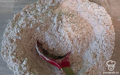 Отдельно смешайте муку, разрыхлитель, корицу, мускатный орех, кардамон и дробленые грецкие орехи.