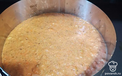 Объедините сухие ингредиенты с яично-морковной смесью, выложите тесто в форму и выпекайте в духовке разогретой до 180 градусов 45 минут.