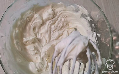 Для крема взбейте мягкое сливочное масло, добавьте творожный сыр и сахарную пудру с ванилином.