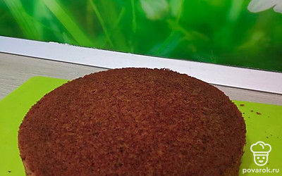 Взбивайте до гладкости. Готовое тесто охладите и разрежьте вдоль на 2 части. Смажьте кремом между коржами и сверху. Украсьте Ваш торт.