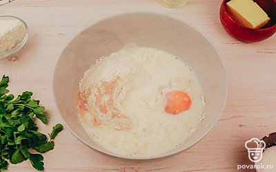 Добавьте к муке яйцо и молоко.